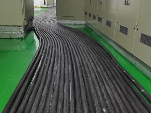 武平如何根据理论计算公式计算温度对特定电压测量结果的影响？